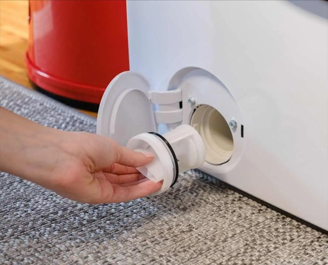 Hai sempre sbagliato a pulire il filtro della lavatrice: ecco il trucco per non allagare tutto