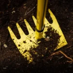 L’attrezzo indispensabile per livellare il terreno del giardino e dell’orto in pochissimo tempo